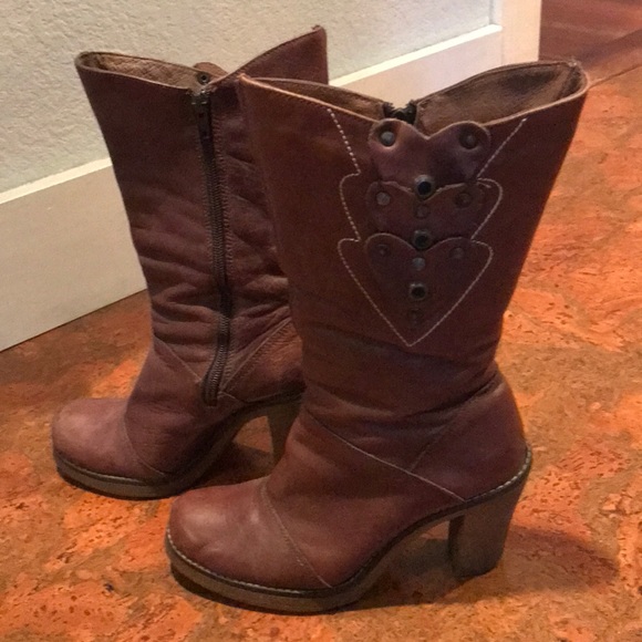 Mid-calf leather boots with heart patches - Picture 2 of 10